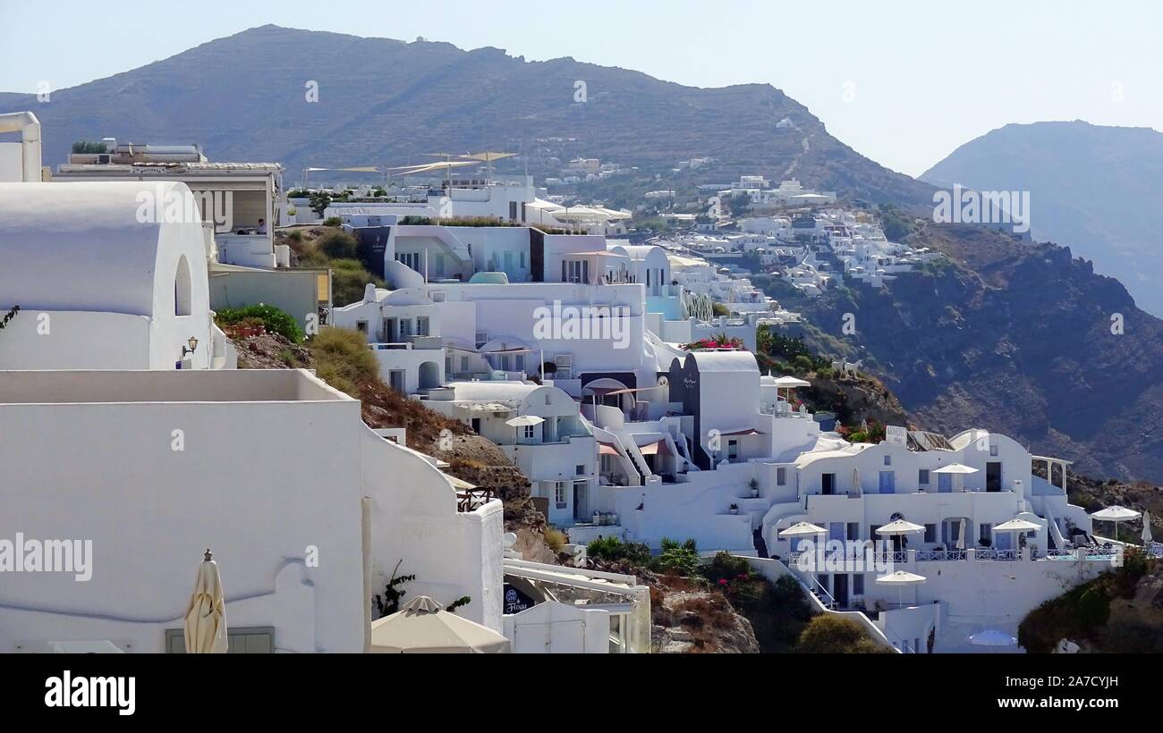 Santorini/Griechenland: Panoramablick auf das Dorf Oia auf der Insel Santorini Stockfoto