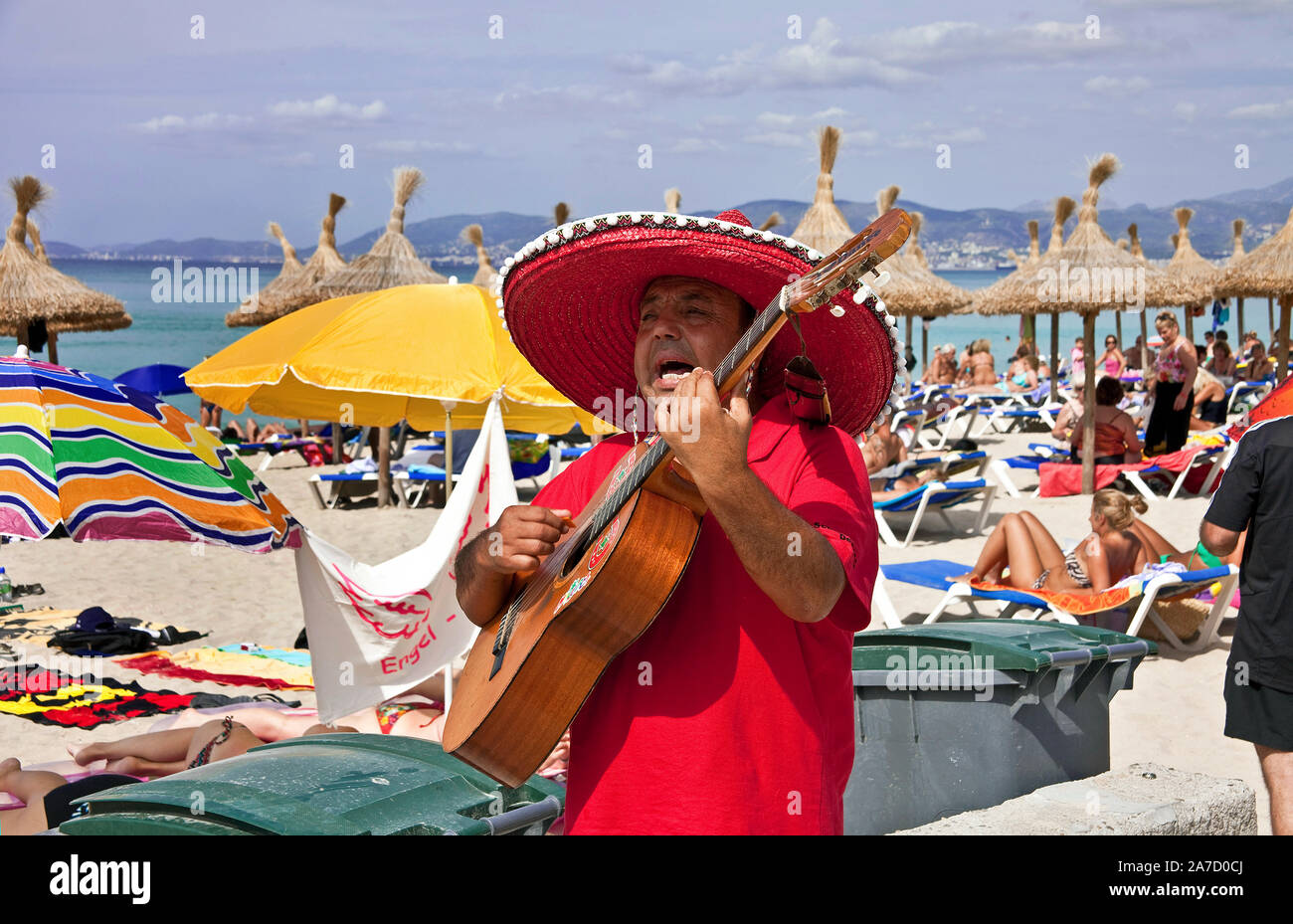 Guitar Player mit sombreroe am Strand Ballermann, Playa de Palma, El Arenal, Mallorca, Balearen, Spanien Stockfoto