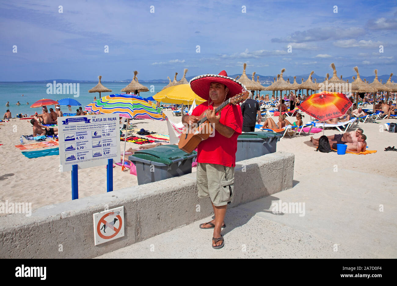Guitar Player mit sombreroe am Strand Ballermann, Playa de Palma, El Arenal, Mallorca, Balearen, Spanien Stockfoto