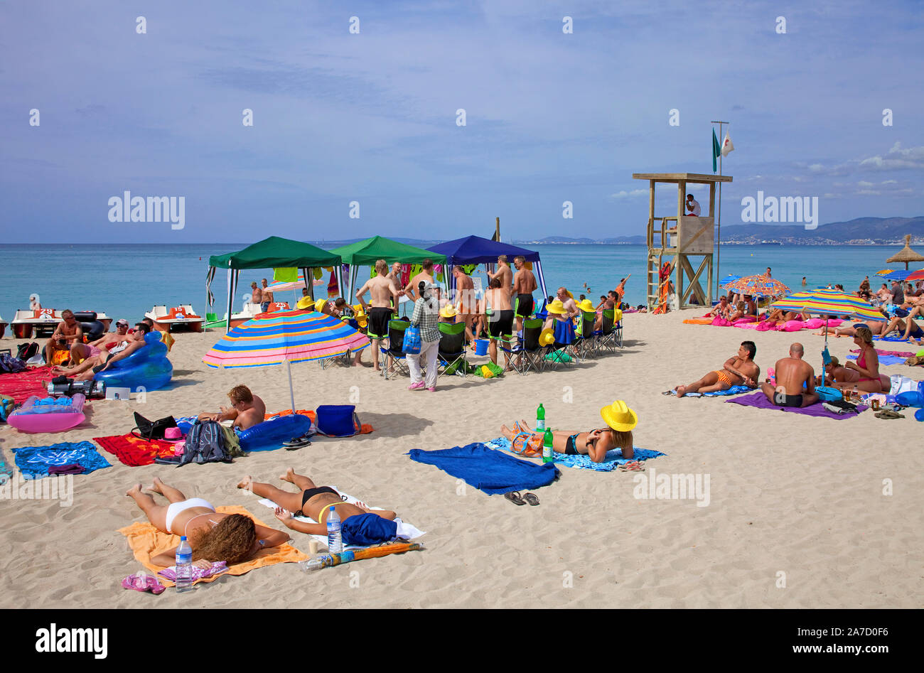 Menschen am Strand Ballermann, Playa de Palma, El Arenal, Mallorca, Balearen, Spanien Stockfoto