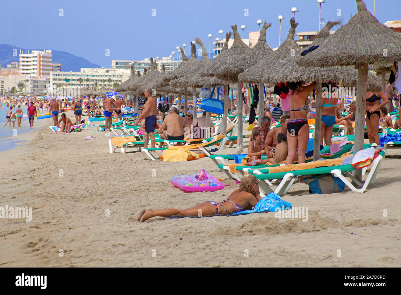 Menschen am Strand Ballermann, Playa de Palma, El Arenal, Mallorca, Balearen, Spanien Stockfoto