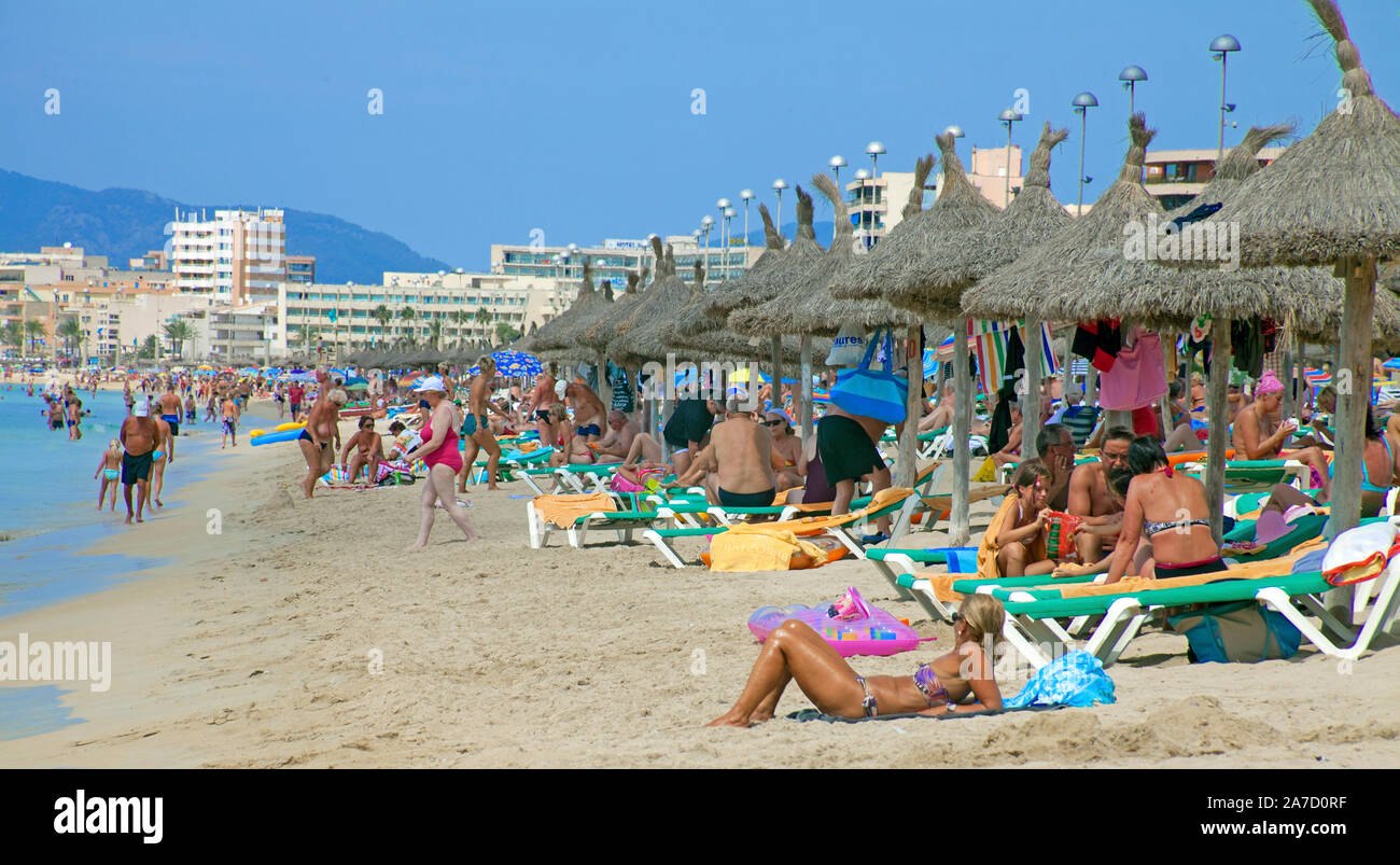 Menschen am Strand Ballermann, Playa de Palma, El Arenal, Mallorca, Balearen, Spanien Stockfoto