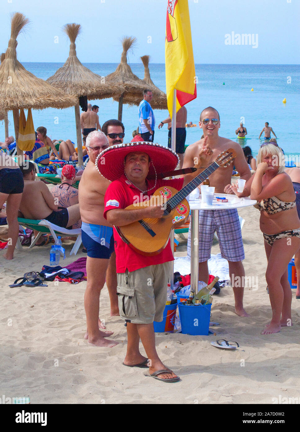 Guitar Player mit sombreroe am Strand Ballermann, Playa de Palma, El Arenal, Mallorca, Balearen, Spanien Stockfoto
