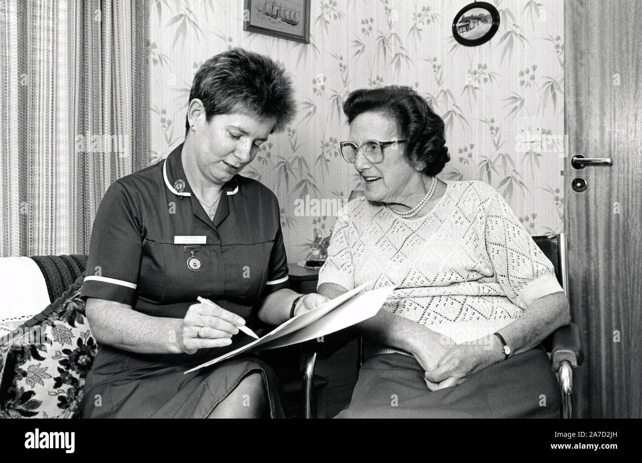 Bezirk Krankenschwester & ältere Frau, Nottingham, Großbritannien 1991 Stockfoto