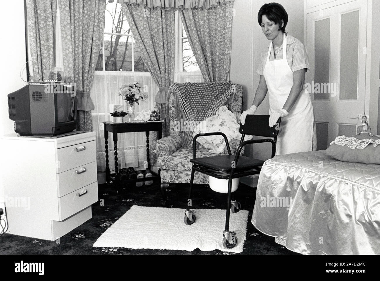 Care worker in Wohnhaus für ältere 1080s/90s UK Stockfoto