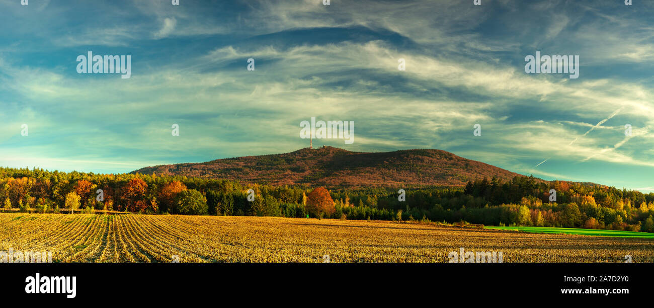 Berg Ślęża im Herbst Farben Stockfoto