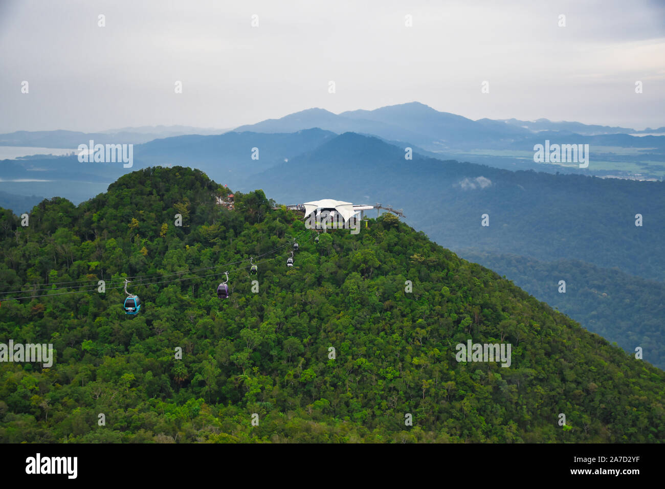 Langkawi, Malaysia 12.08.2019: Langkawi Seilbahn, auch bekannt als Langkawi SkyCab, ist eine der großen Attraktionen in Langkawi. Diese Seilbahnen fahren t Stockfoto