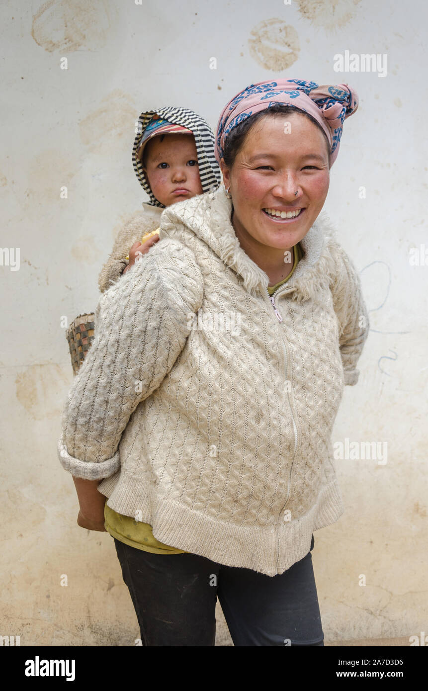 Porträt einer Mutter und ihrem Sohn, Shangri-La, Yunnan, China Stockfoto