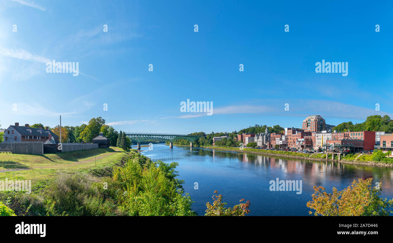 Die Kennebec River mit Fort Western auf der linken Seite und die historische Downtown waterfront auf der rechten Seite, Augusta, Maine, USA Stockfoto