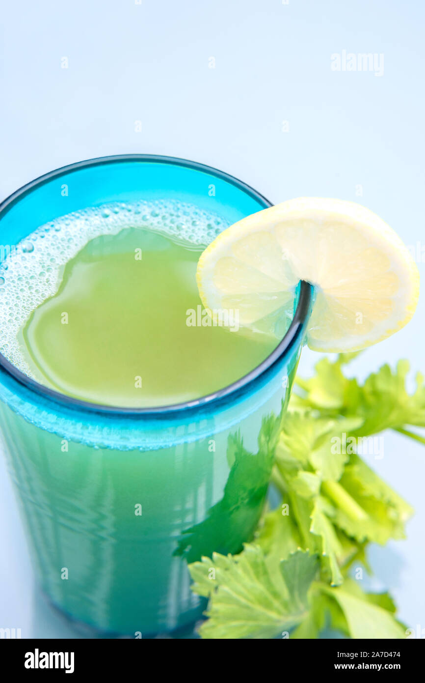 Organische Sellerie Saft in ein Glas Stockfoto