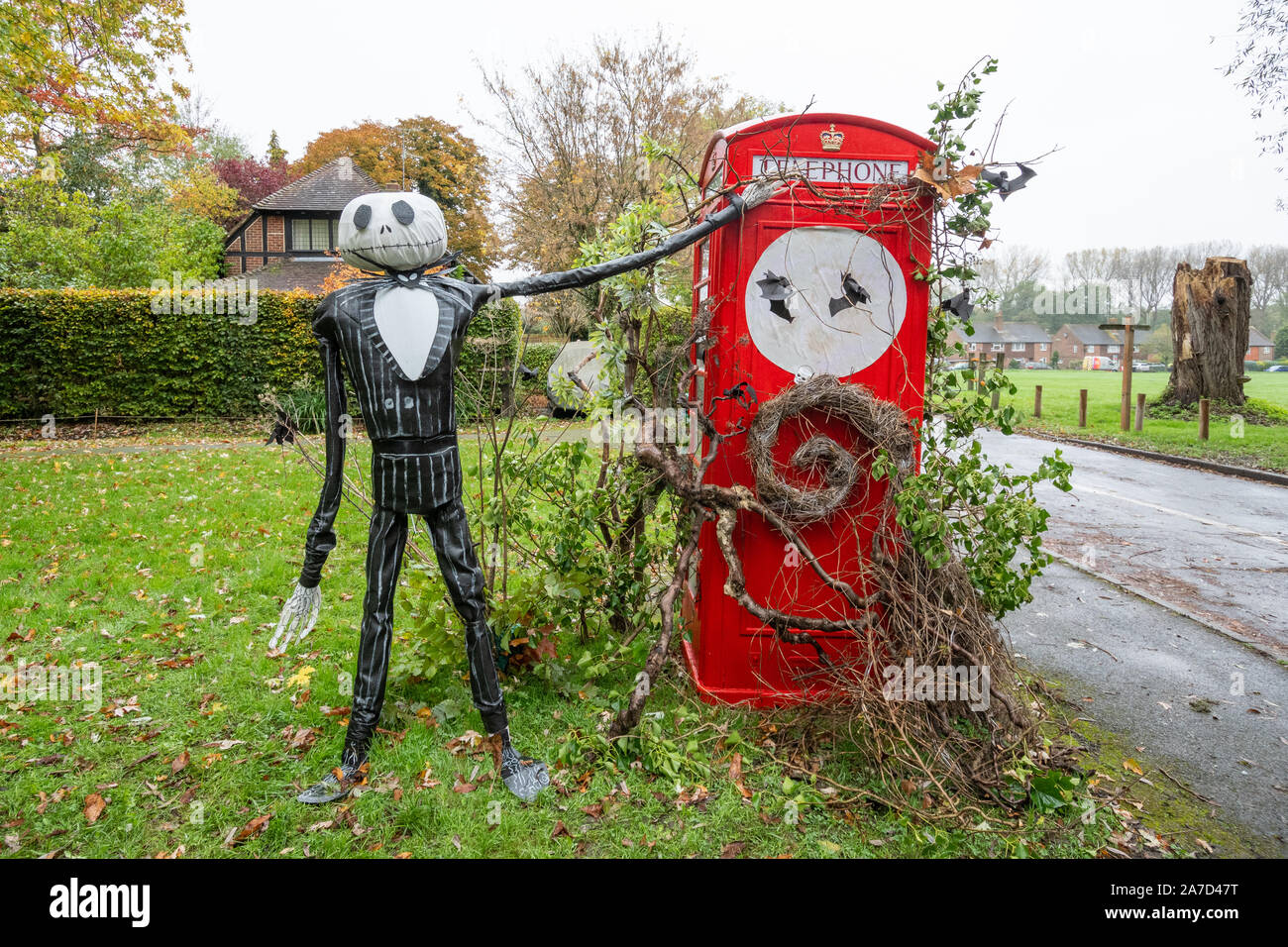 Altmodische rote Telefonzelle (Telefon Kiosk) für Halloween in der Surrey Dorf von Compton, Großbritannien eingerichtet Stockfoto