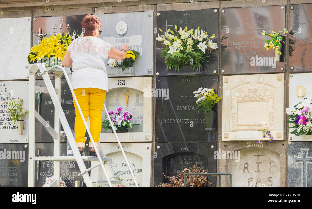 Las Palmas, Gran Canaria, Kanarische Inseln, Spanien. 1. November 2019. Menschen bringen Blumen in der Stadt Friedhof in Las Palmas, in einer Tradition, in Spanien und vielen anderen Ländern zu Allerheiligen (Dia de Todos Los Santos), ist ein nationaler Feiertag in Spanien. Credit: ALAN DAWSON/Alamy leben Nachrichten Stockfoto