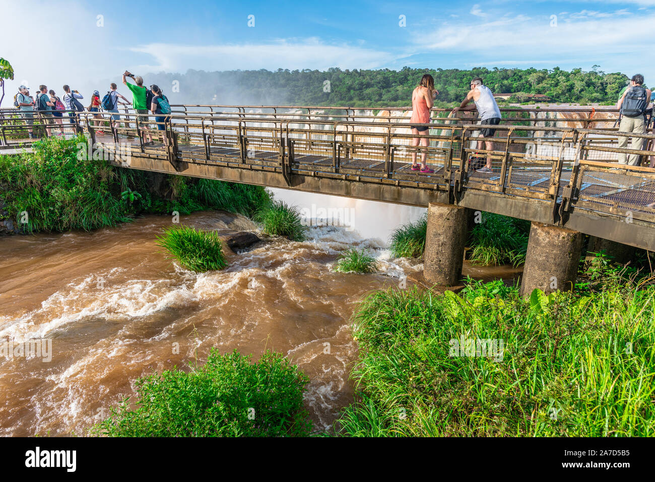 Puerto de Iguazu, Argentinien - 23. März 2018: Touristen in Iguazu Wasserfälle Stockfoto