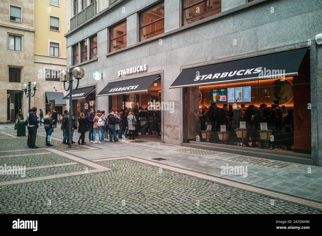 Schlange von Leuten in der neu geöffneten Starbucks Coffee in Turin. Turin, Piemont, Italien, November 2019 Stockfoto