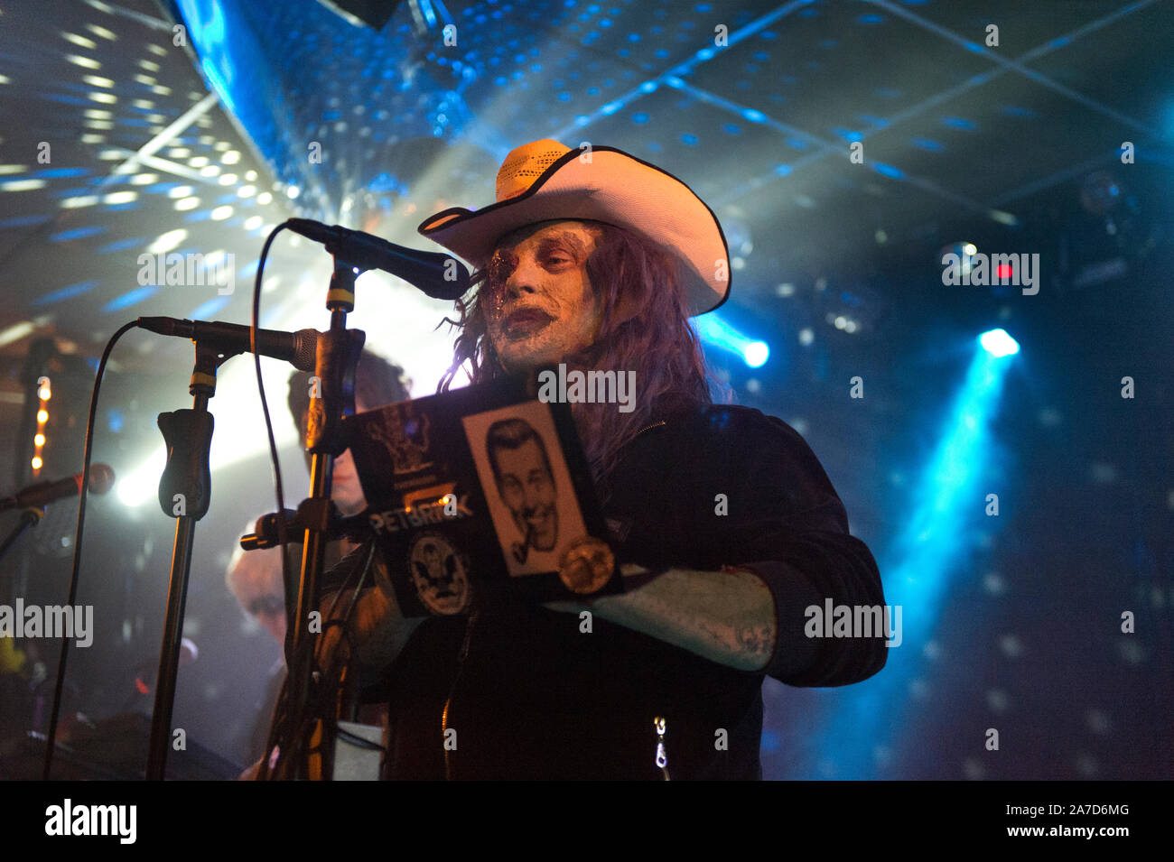 Alternative Rock Band Warmduscher im Konzert an Brudenell Social Club, Leeds, UK, 31. Oktober 2019. Muscheln Bäcker, Sänger. Die Band sind in Halloween Make-up. Stockfoto