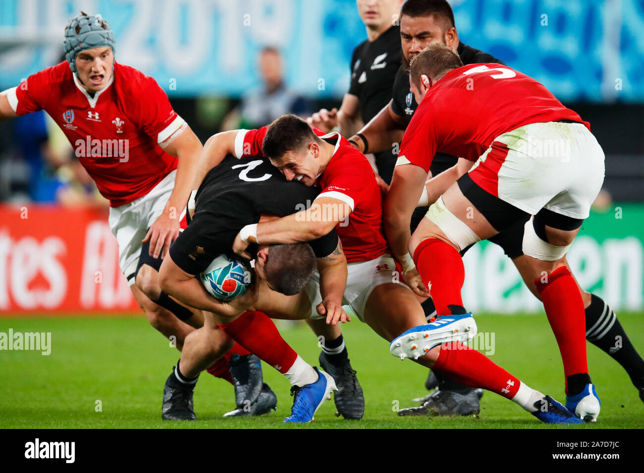 Tokio, Japan. 1 Nov, 2019. (L und R) Dane Coles (NZL), Owen Watkin (WAL): Rugby 2019 Rugby World Cup Spiel um Platz 3 zwischen Neuseeland 40-17 Wales in Tokyo im Stadion in Tokio, Japan. Credit: Naoki Morita/LBA SPORT/Alamy leben Nachrichten Stockfoto