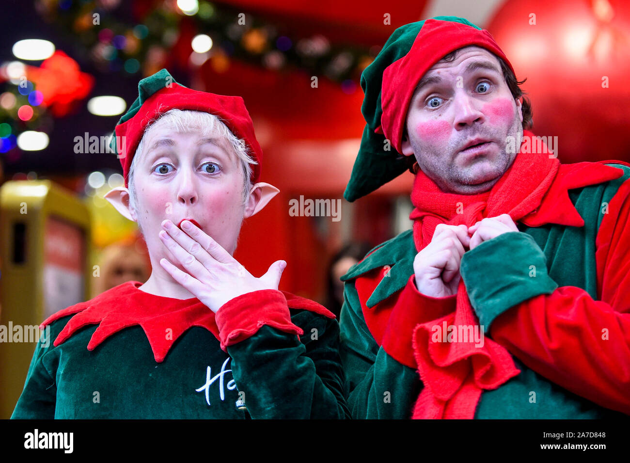 London, Großbritannien. 1. November 2019. Personal gekleidet, wie Elfen Passanten als Hamleys toy seine Weihnachten Fensterdekoration in seinem Flagship Store in der Regent Street enthüllt unterhalten. Dekoration der Fenster verfügen über die beliebten Ty Beanie Babys in festlichen Szenen. Credit: Stephen Chung/Alamy leben Nachrichten Stockfoto