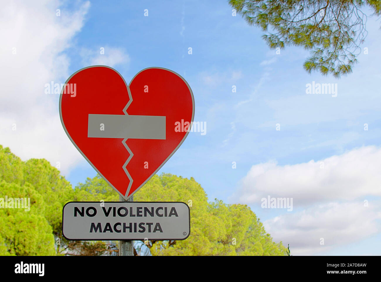 In herzform Verkehrsschild "No Violencia Machista" in Spanisch ('Keine männliche Gewalt gegen Frauen") in der oromana Park, Alcalá de Guadaira, Sevilla, Spanien Stockfoto