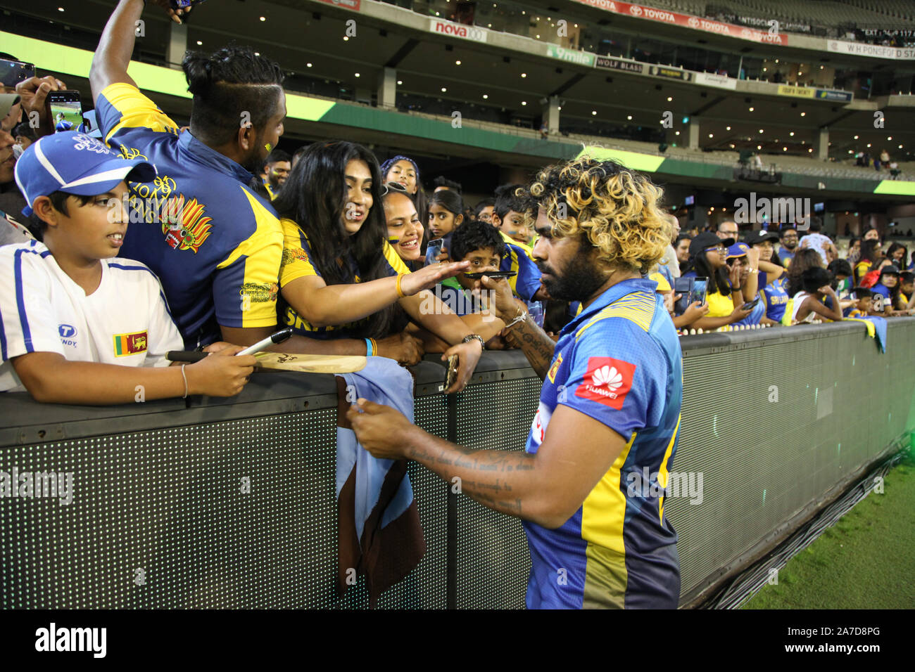 Melbourne, Victoria, Australien. 01 Nov, 2019. Gillette T20 INTL Serie Spiel drei Australien v Sri Lanka. Sri Lankan Kapitän und schnelle Bowler Lasith Malinga Autogramme für die Fans - Bild: Brett Keating/Alamy leben Nachrichten Stockfoto
