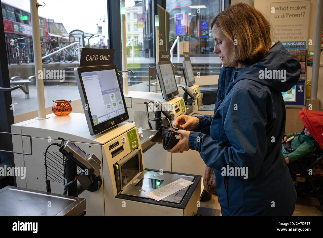 Frauen Einkaufen an einem wenig Waitrose in Wimbledon Stadt, im Südwesten von London, England, Großbritannien Stockfoto