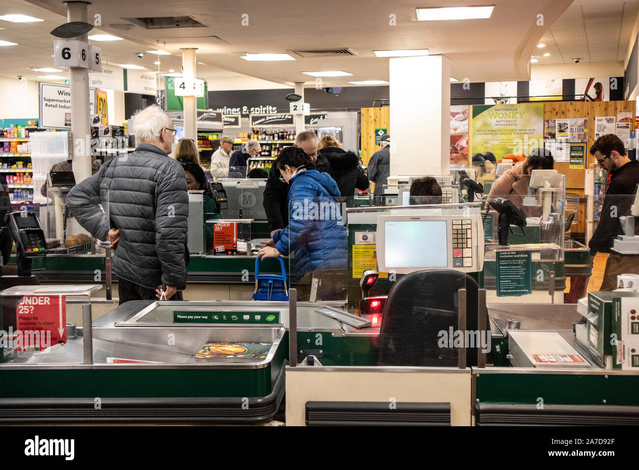 Einkaufen In Der Nähe Von Meinem Standort Morrisons Supermarkt Check-Out, Menschen Schlange an der Kasse bis zu