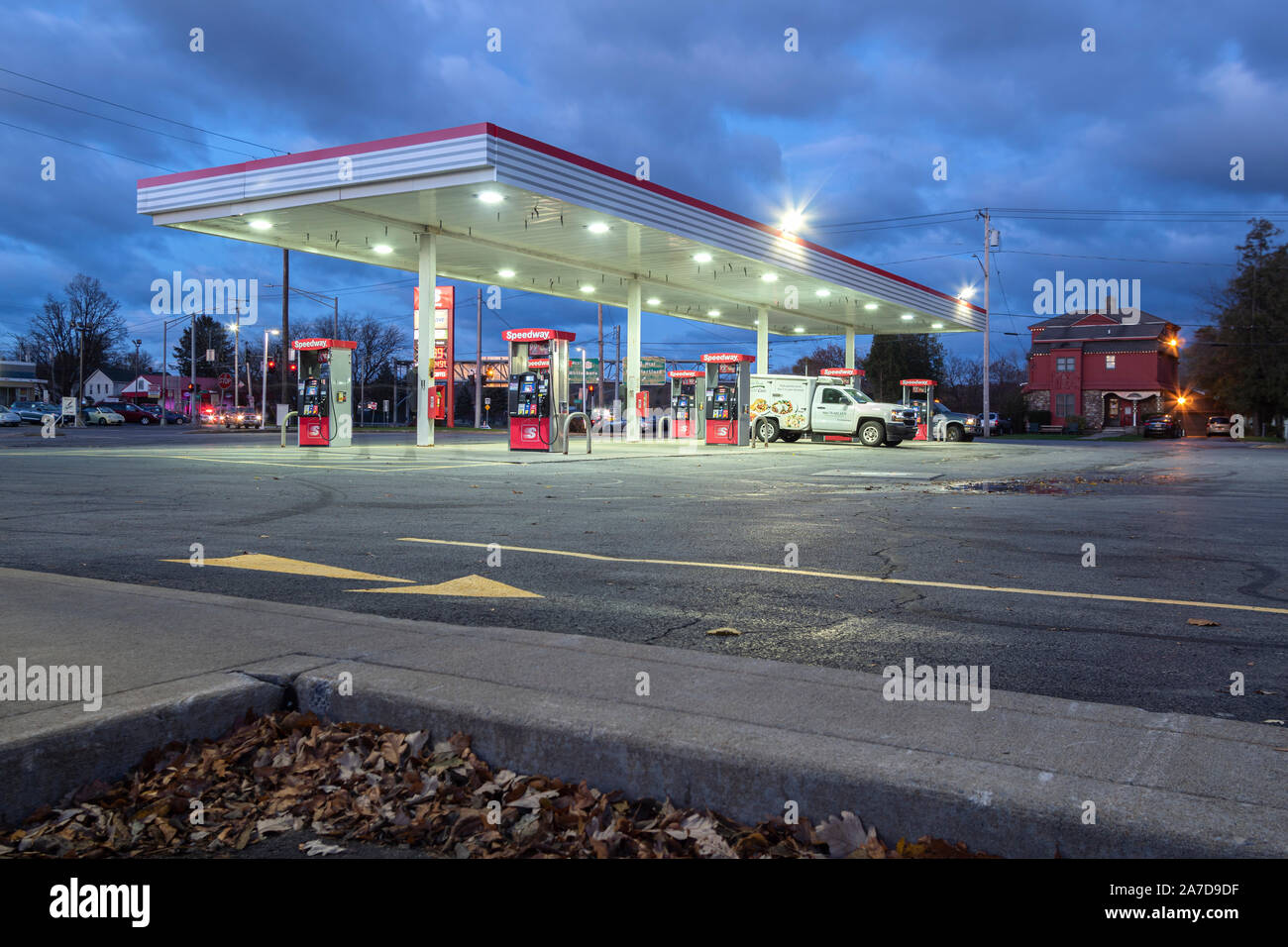 Whitesboro, New York - May 01, 2019: Nachtansicht von Speedway Tankstelle Pumpen, Speedway betreibt über viele US-Bundesstaaten. Stockfoto