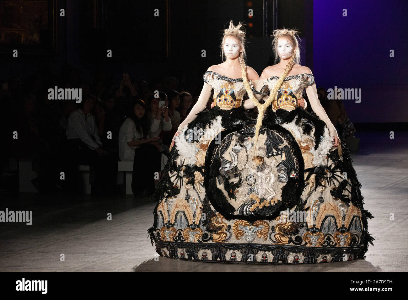Chinesische Mode Designer Guo Pei, berühmt für die gelbe "Omelette" Kleid,  das Sie für Rhianna am 2015 Met Gala, präsentiert Stücke aus Ihrem AW  2019/20 'Alternate Universe Couture Kollektion an der V&A