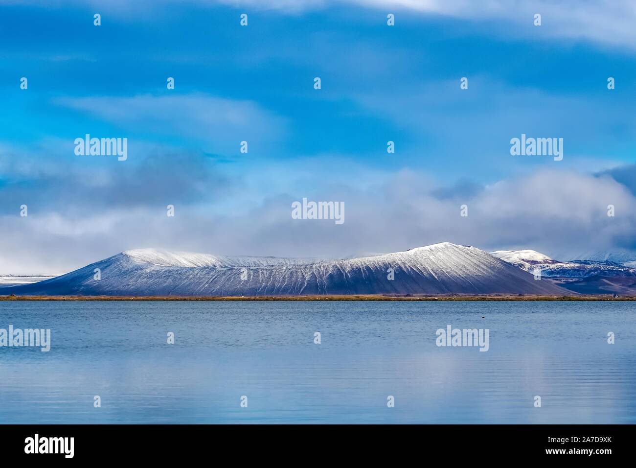 Schnee auf vulkanischen Krater im See Myvtan, Island Stockfoto