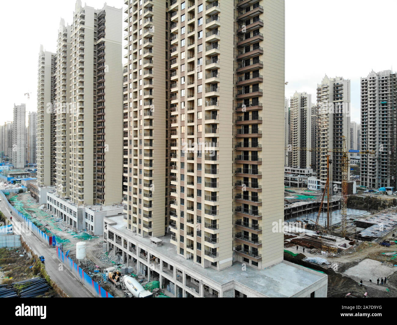 Luftaufnahme von massiven Baustellen in Konstruktion mit Tower Crane. Bausteine Apartment im Baugewerbe in den Entwicklungsländern Teil der Stadt Tianjin in China. Immobilien Baustelle. Stockfoto