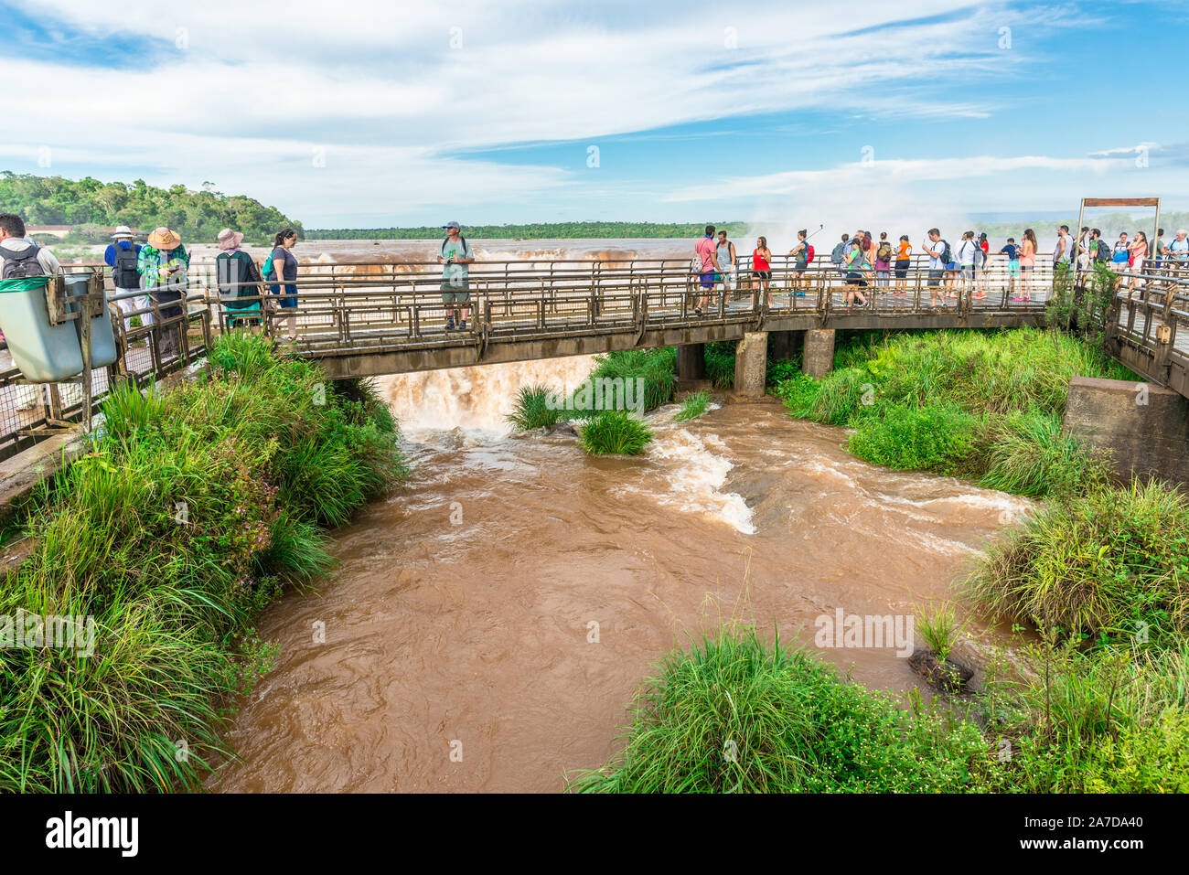 Puerto de Iguazu, Argentinien - 23. März 2018: Touristen in Iguazu Wasserfälle Stockfoto