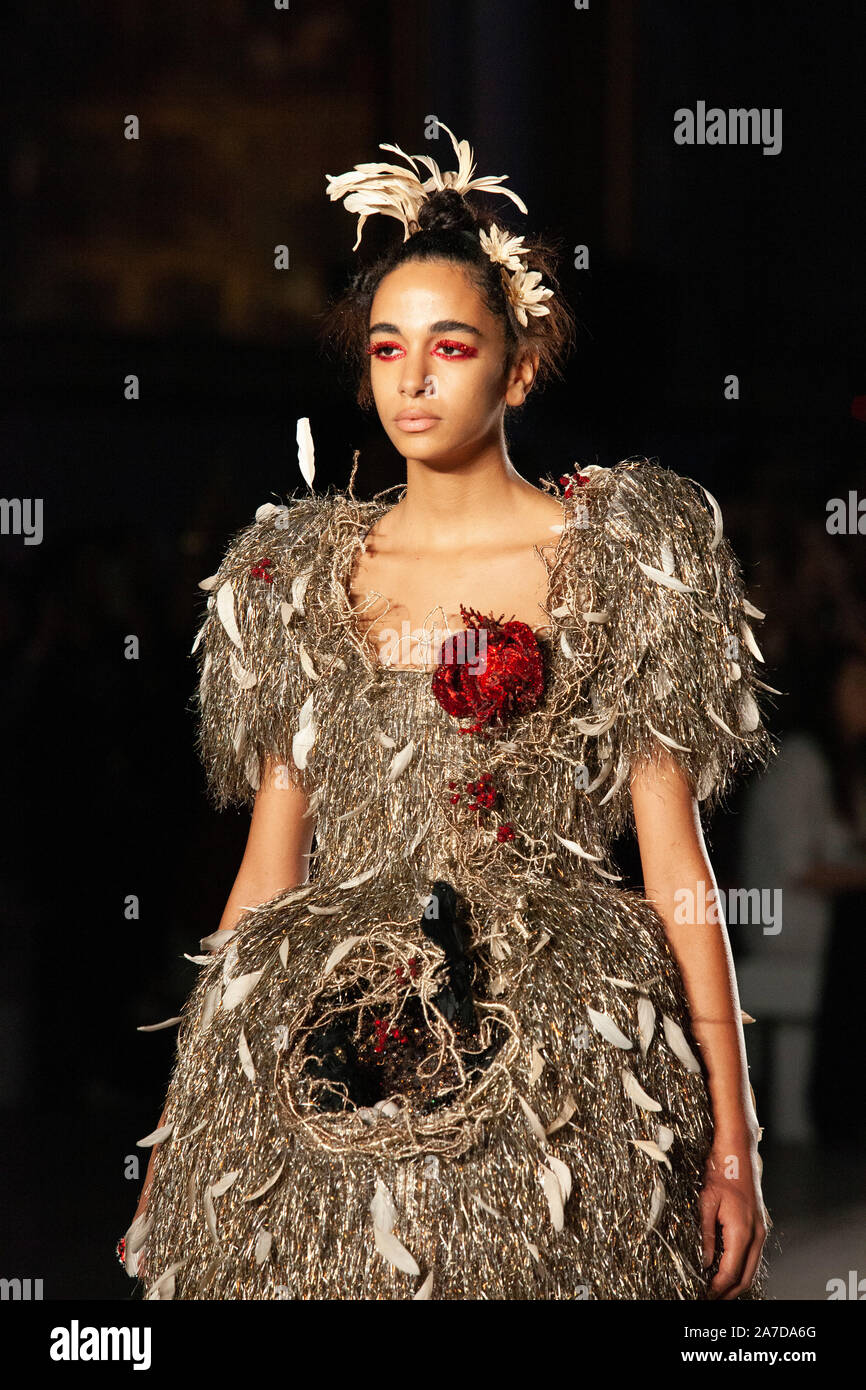 Chinesische Mode Designer Guo Pei, berühmt für die gelbe "Omelette" Kleid, das Sie für Rhianna am 2015 Met Gala, präsentiert Stücke aus Ihrem AW 2019/20 'Alternate Universe Couture Kollektion an der V&A Museum Raphael Galerie entwickelt. Mit Federn, Pailletten, Krähen und eine überwiegend monochrome Palette, das war der erste Start- und Landebahn des Designers Show in Großbritannien und feierten 20 Jahre der Mode in Motion Serie im V&A. Stockfoto