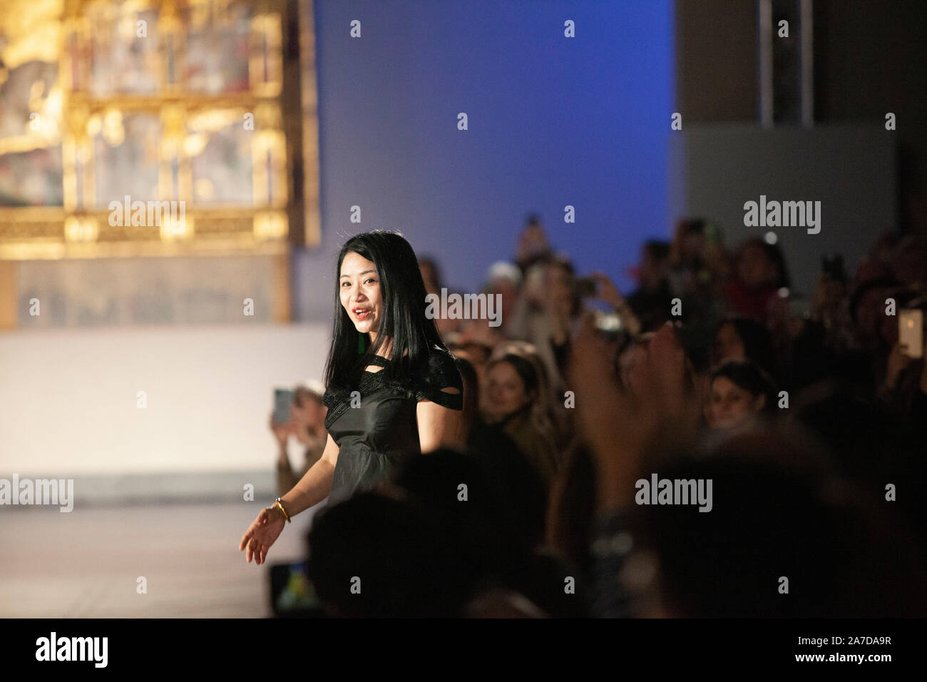 Chinesische Mode Designer Guo Pei, berühmt für die gelbe "Omelette" Kleid, das Sie für Rhianna am 2015 Met Gala, präsentiert Stücke aus Ihrem AW 2019/20 'Alternate Universe Couture Kollektion an der V&A Museum Raphael Galerie entwickelt. Hier eine doppelte Kleid ist getragen von zwei Modelle in einem einzigen Krinoline Rock verbunden. Mit Federn, Pailletten, Krähen und eine überwiegend monochrome Palette, das war der erste Start- und Landebahn des Designers Show in Großbritannien und feierten 20 Jahre der Mode in Motion Serie im V&A. Stockfoto