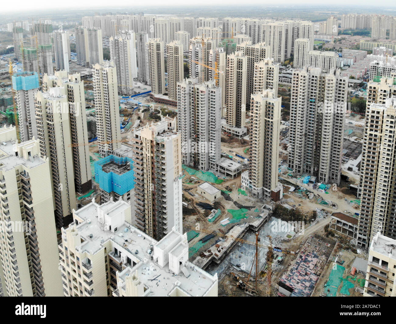 Luftaufnahme von massiven Baustellen in Konstruktion mit Tower Crane. Bausteine Apartment im Baugewerbe in den Entwicklungsländern Teil der Stadt Tianjin in China. Immobilien Baustelle. Stockfoto