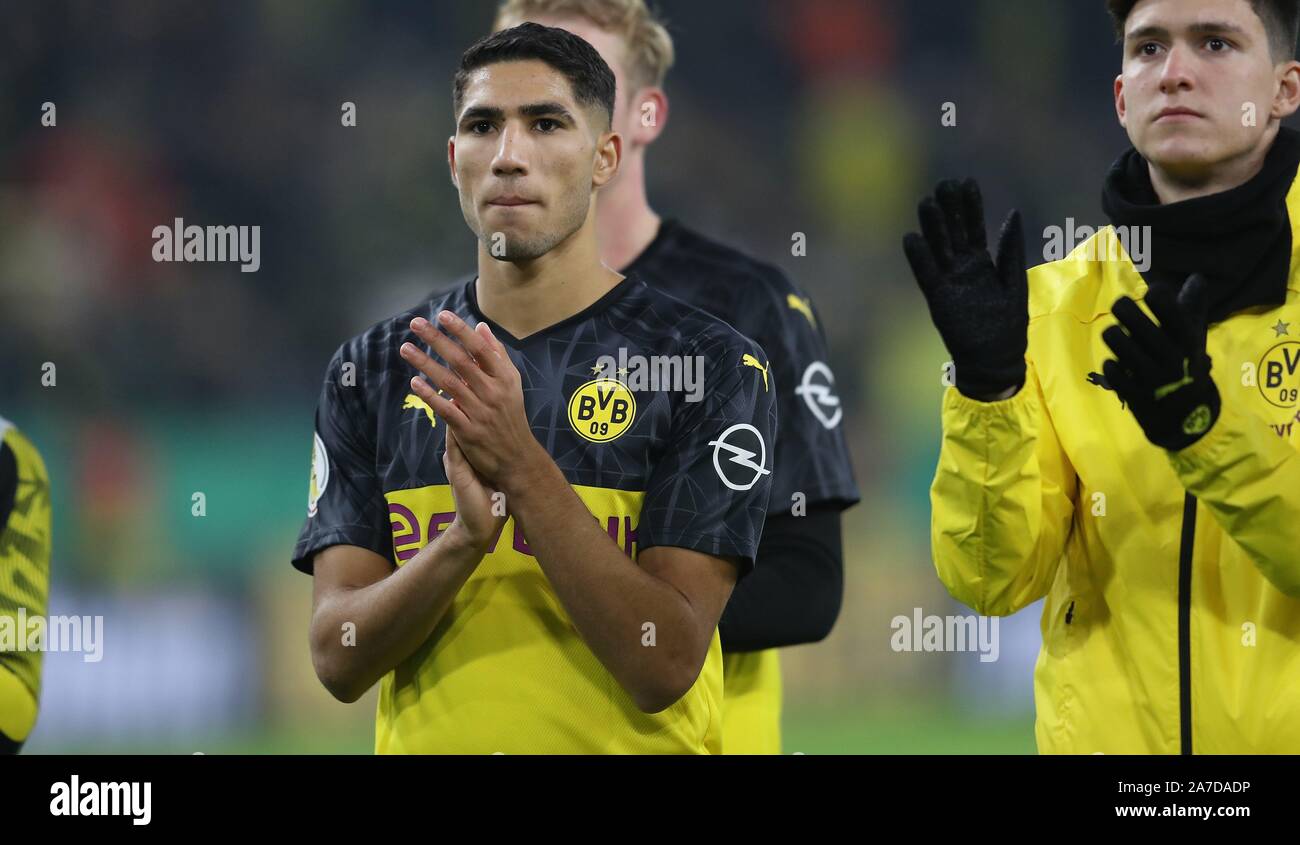 Firo: 30.10.2019, Fußball, Fußball: DFB-Pokal, Saison 2019/2020, BVB Borussia Dortmund - VfL Borussia Signal Iduna Geste, Achraf Hakimi | Verwendung weltweit Stockfoto