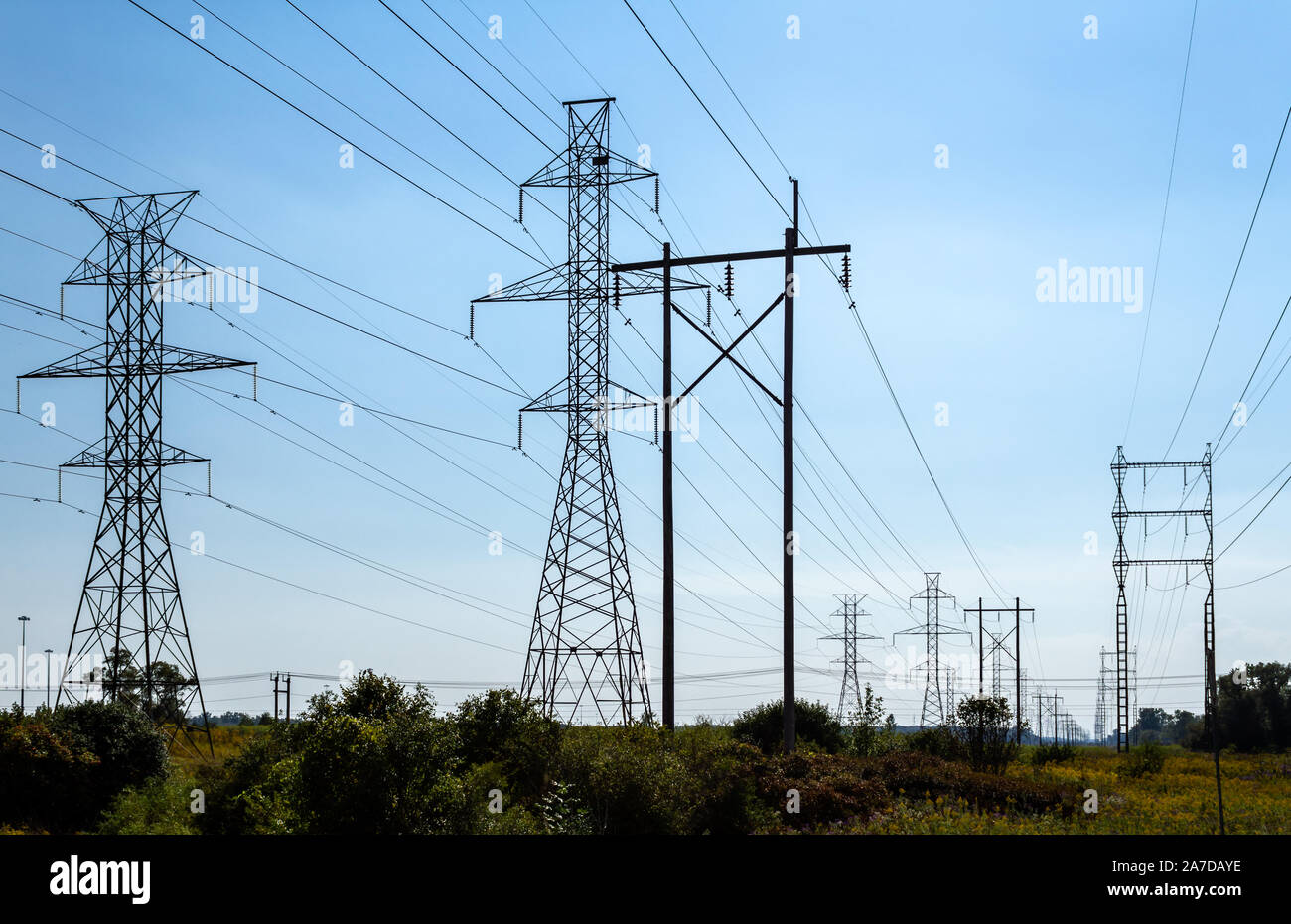 Electric Power Line Türme Energie von den Kraftwerken zu den Verbrauchern in die Ferne, Ontario, Kanada Stockfoto