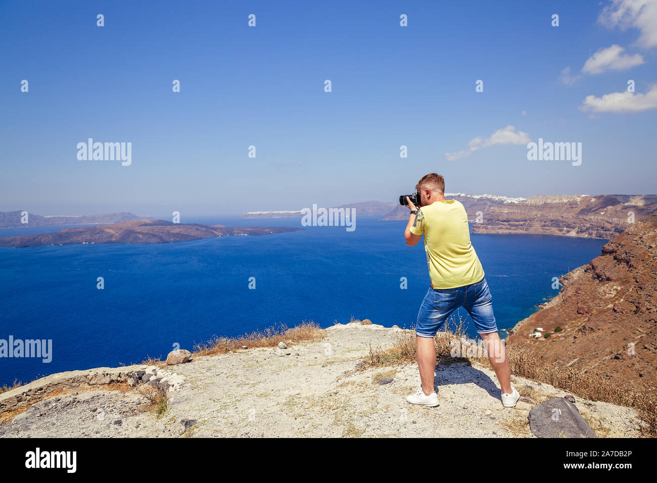 Junger Mann Fotos der Landschaft von Santorini, Griechenland Stockfoto