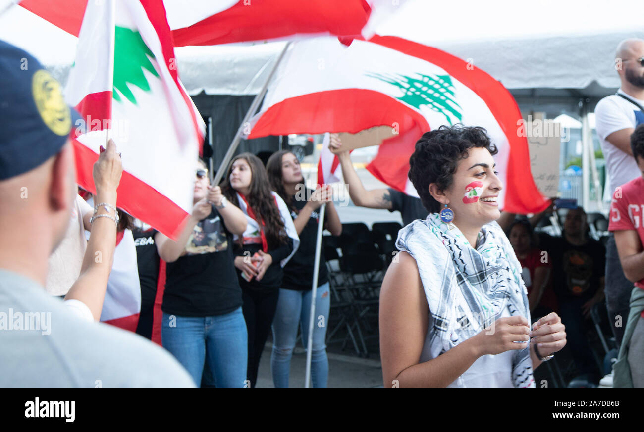 Usa. 26 Okt, 2019. Libanesische Expats versammelt Unterstützung der libanesischen Revolution in Austin, Texas, zu zeigen. Credit: Sandra Dahdah/ZUMA Draht/Alamy leben Nachrichten Stockfoto