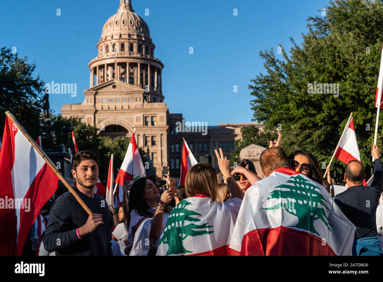 Oktober 26, 2019, USA: Libanesische Expats versammelt Unterstützung der libanesischen Revolution in Austin, Texas, zu zeigen. (Bild: © Sandra Dahdah/ZUMA Draht) Stockfoto