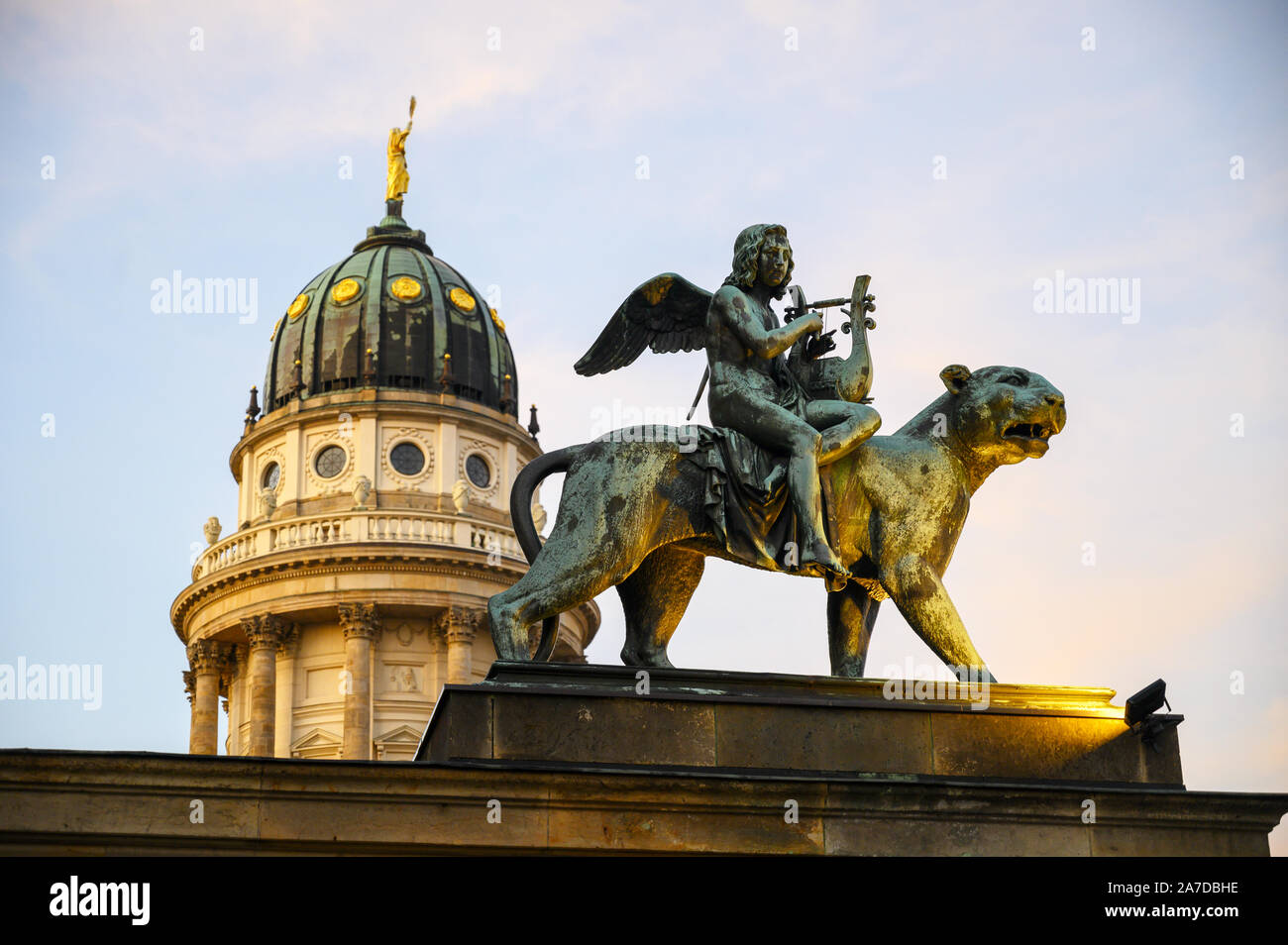 Die Statue eines Musikers Engel über Berlin Stockfoto