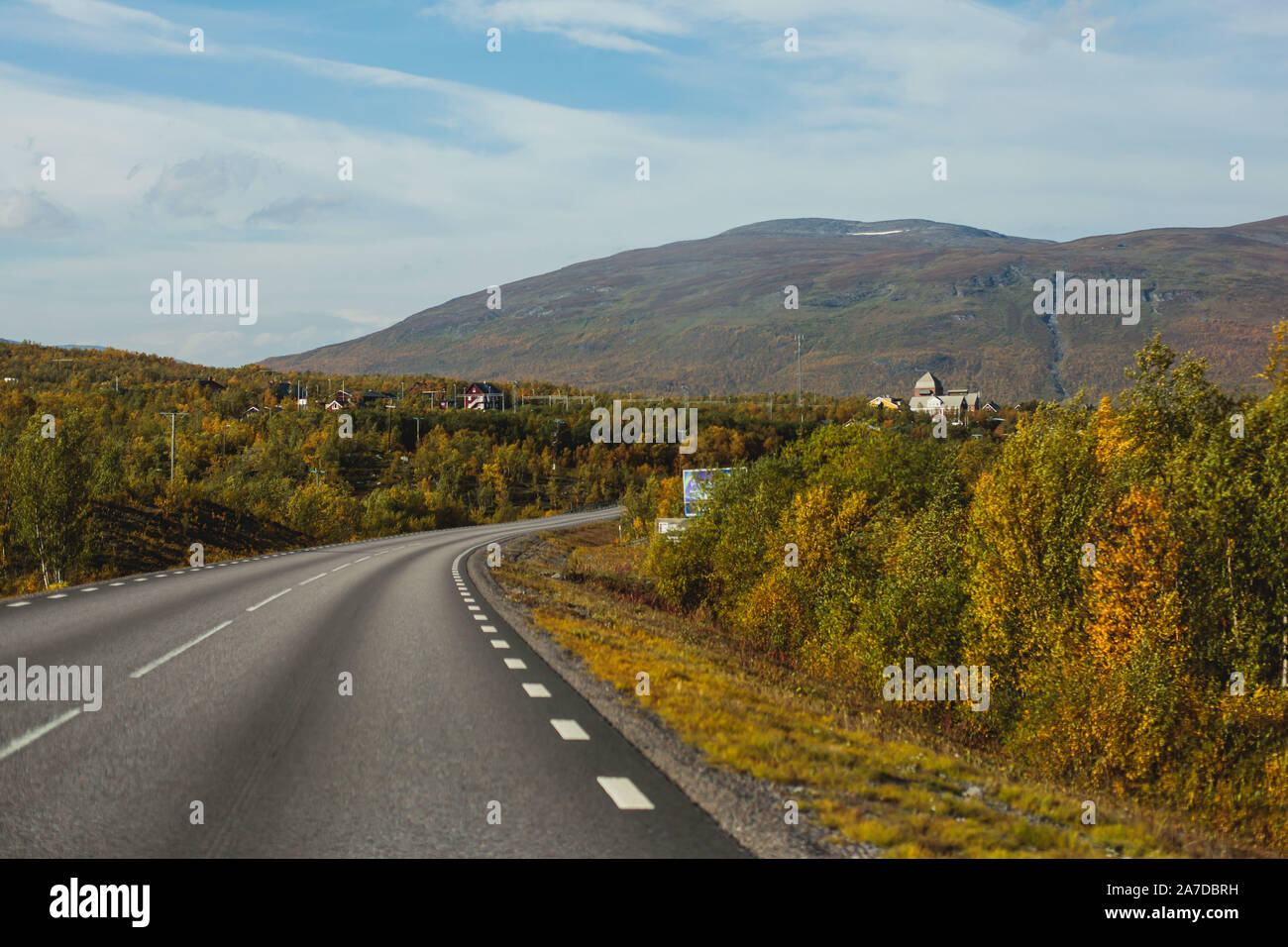 Sonnige Herbst Herbst Blick von Abisko Nationalpark, Gemeinde Kiruna, Lappland, Norrbotten County, Schweden, mit Abiskojokk Fluss, Straße und Nuolja mounta Stockfoto
