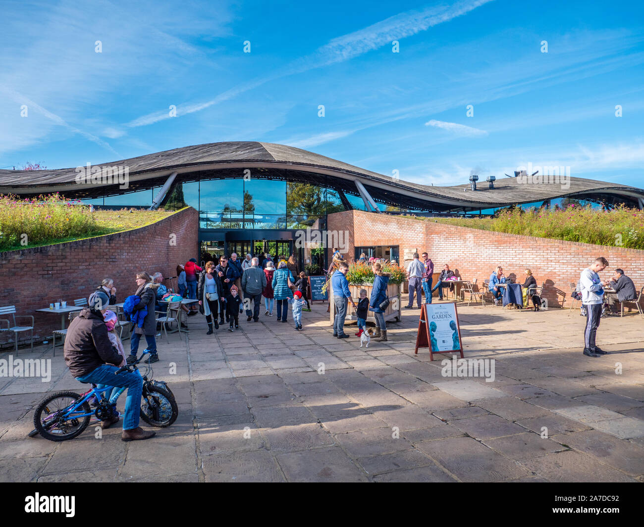 Der Eingang, die savill Gebäude, die savill Gardens, Windsor Great Park, Surrey, England, UK, GB Stockfoto