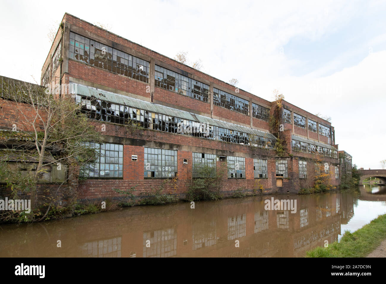 Atherstone Hutfabrik, Coventry Canal, Atherstone. Das baufällige Gebäude standen leer und ist jetzt ein Gehäuse für die älteren Menschen zu werden. Stockfoto