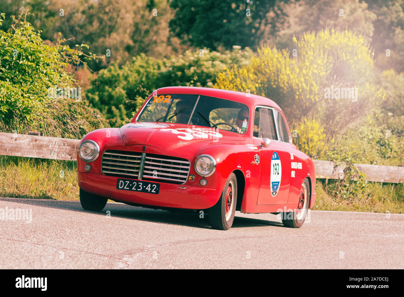 PESARO COLLE SAN BARTOLO, Italien, 17. Mai - 2018: ABARTH FIAT 1400 TOURING 1950 auf einem alten Rennwagen Rallye Mille Miglia 2018 die berühmten italienischen Hi Stockfoto