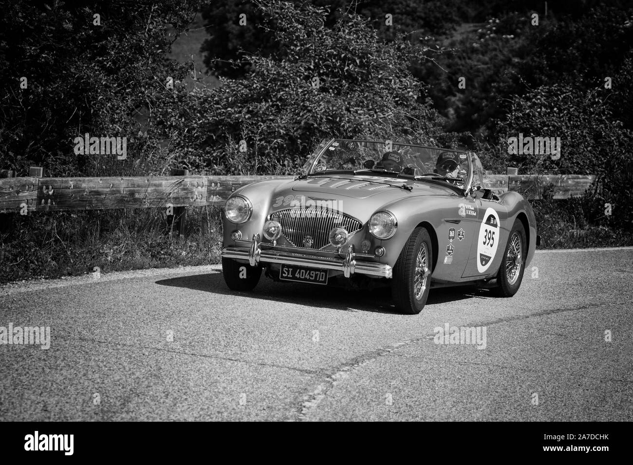 PESARO COLLE SAN BARTOLO, Italien, 17. Mai - 2018: Austin Healey 100/4 BN2 1955 auf einem alten Rennwagen Rallye Mille Miglia 2018 die berühmten italienischen seine Stockfoto