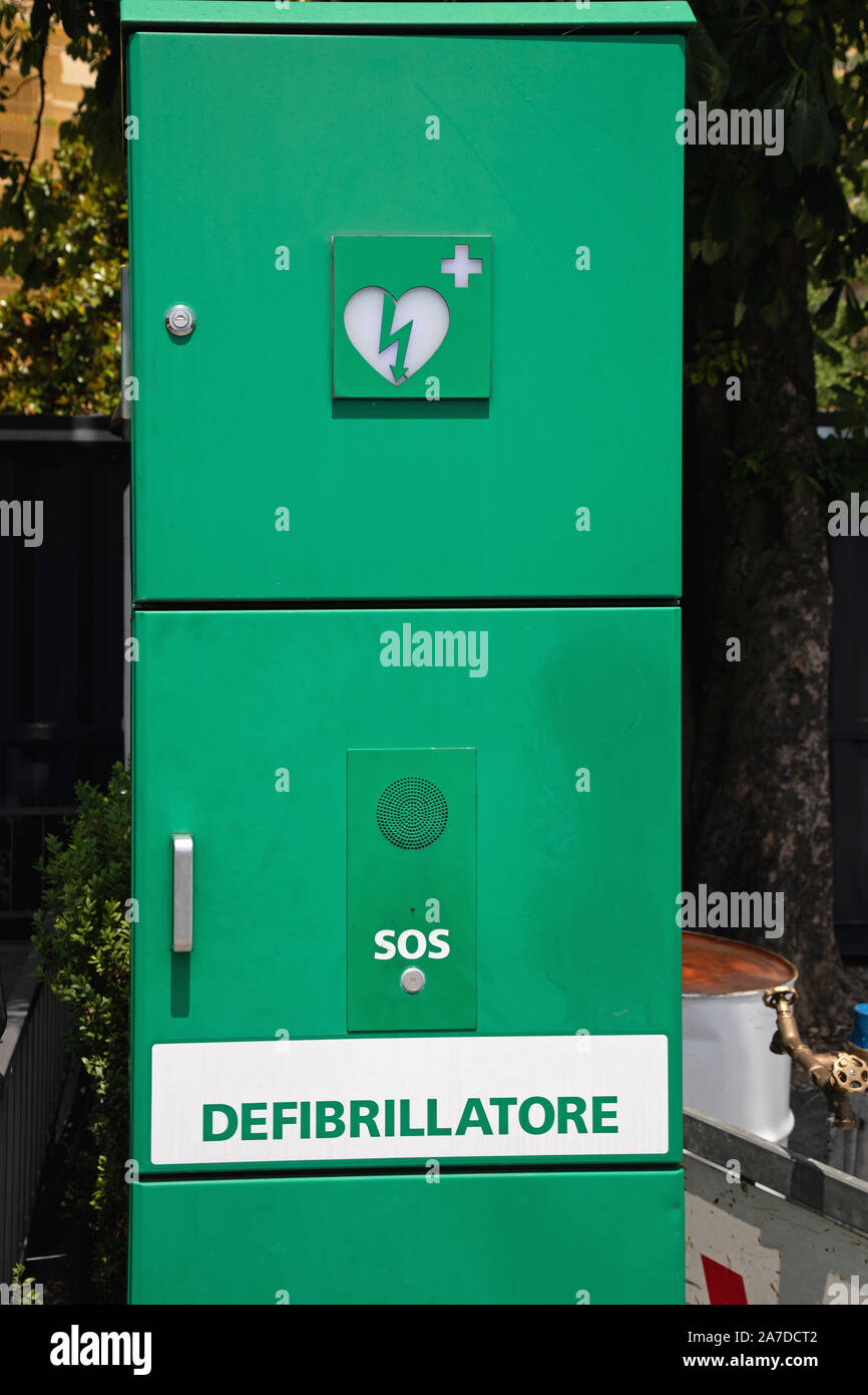 Große grüne Defibrillator an der Straße in der Stadt Stockfoto