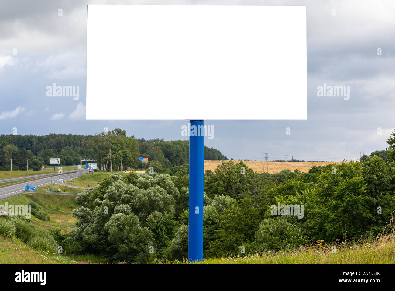 Weiße leere Plakatwand Vorlage entlang der Autobahn gegen Felder Stockfoto