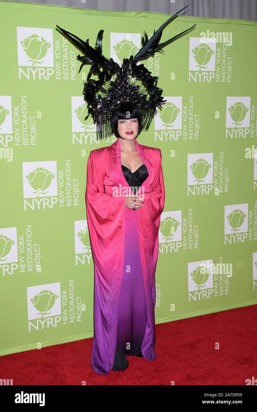 Cyndi Lauper in der Ankunftshalle für jährliche New York Restoration Project Hulaween Gala, New York Hilton in Midtown, New York, NY 31. Oktober 2019. Foto von: RCF/Everett Collection Stockfoto