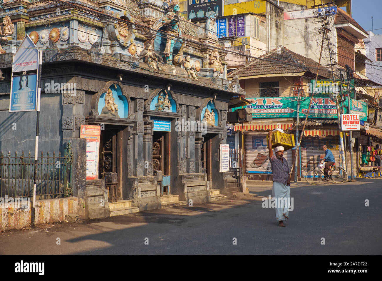 Street View außerhalb eines kleinen, reich verzierten, Hindu Tempel in Trivandrum (Thiruvananthapuram), Kerala, Indien, neben dem Wahrzeichen Padmanabhaswamy Temple Stockfoto