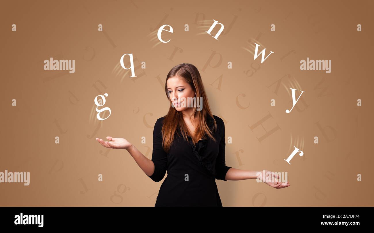 Junger student mit Buchstaben jonglieren Stockfoto