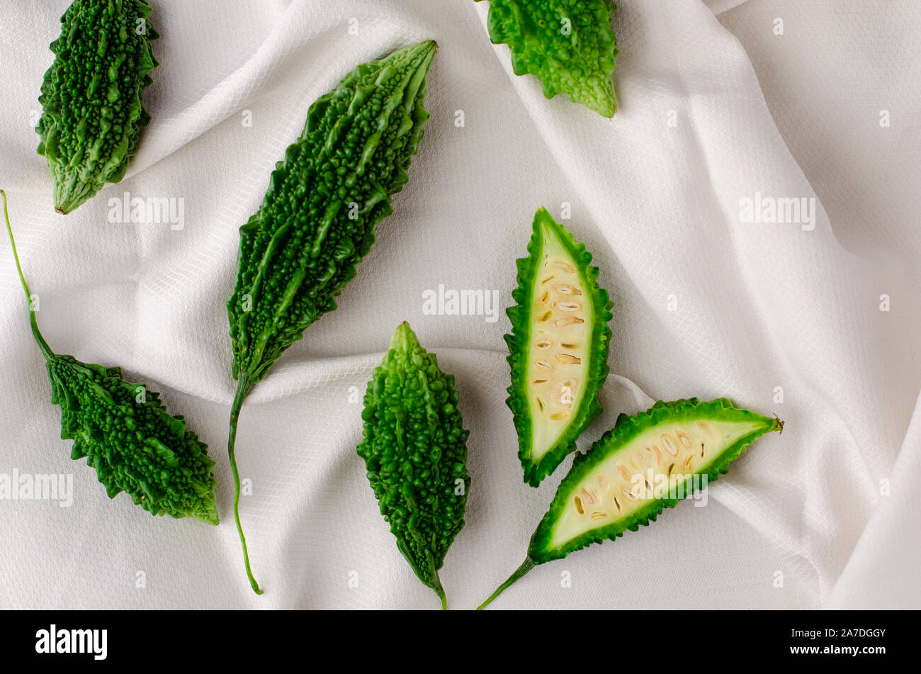 Momordica Obst oder balsam Apple auf weißem Hintergrund mit kopieren. Stockfoto